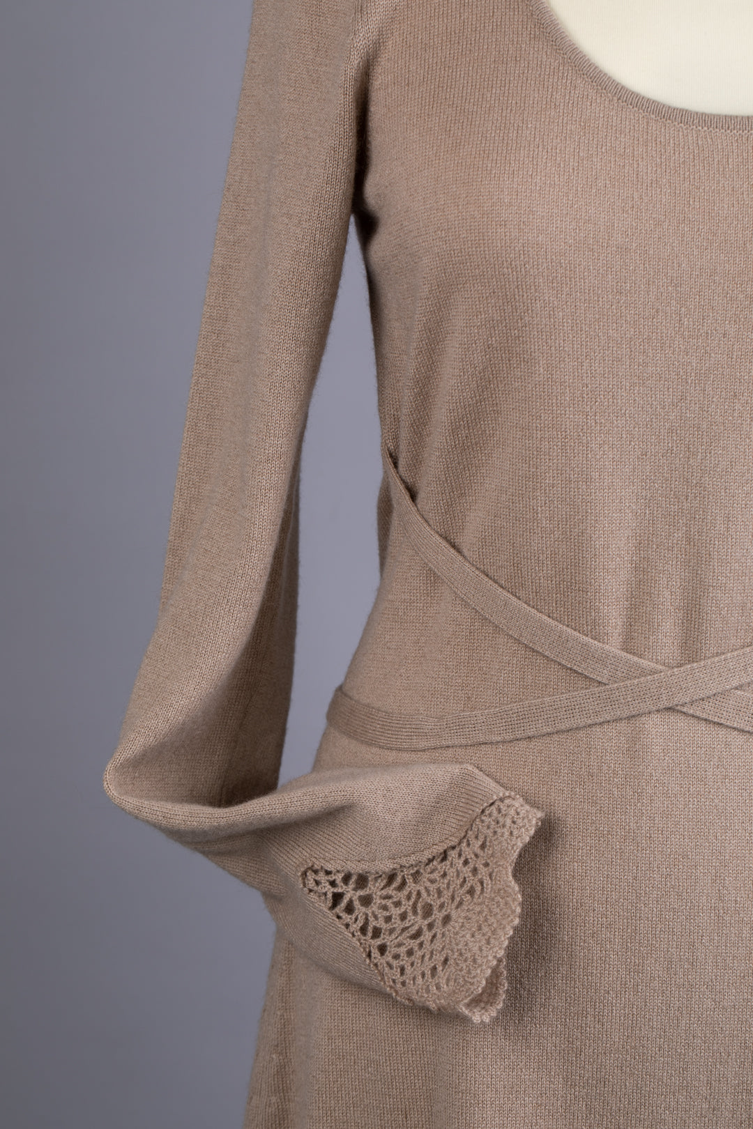 robe légère 100% cachemire col rond manches couleur noisette